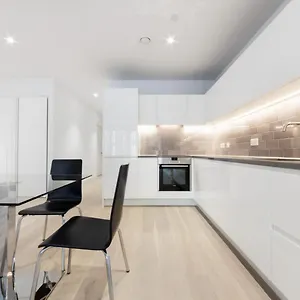 https://apt-spacious-luxury.brighton-hotels-england.com